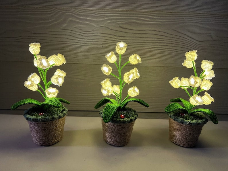 Crochet handmade lily potted plant light lamp.